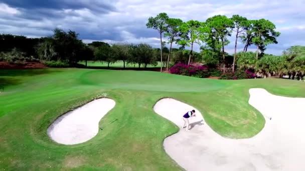 用无人驾驶飞机建造的有沙和水特征的高尔夫球场 — 图库视频影像