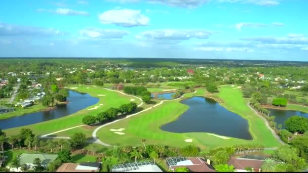 Campo Golfe Com Características Areia Água Por Drone Aéreo — Vídeo de Stock