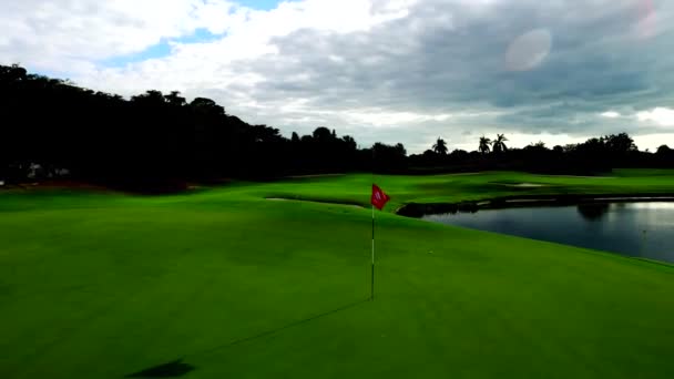 用无人驾驶飞机建造的有沙和水特征的高尔夫球场 — 图库视频影像