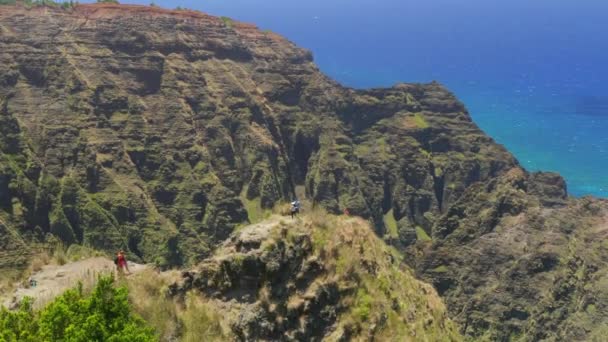 Wandelaars Hawaïaanse Bergen Kauai Eiland Lucht Drone — Stockvideo