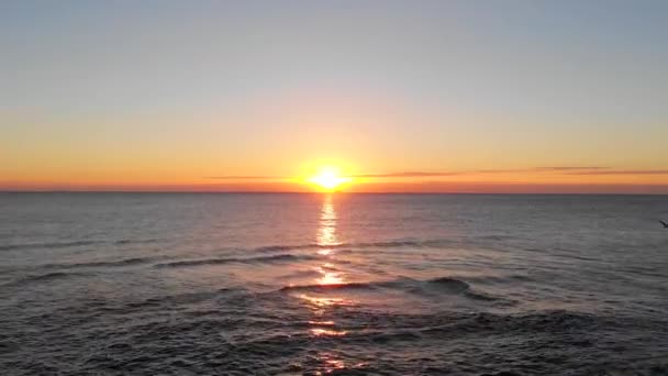 Niesamowity Zachód Słońca Nad Plażą Dronem Powietrznym — Wideo stockowe