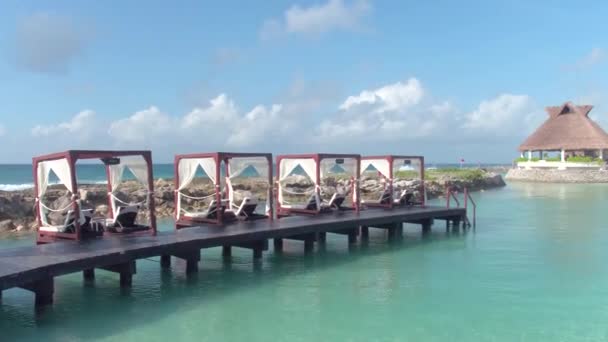 空中无人驾驶飞机在绿松石水面上的度假胜地海滩小屋 — 图库视频影像