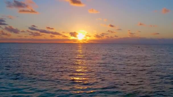 从无人侦察机在热带海洋上空升起的晨光 — 图库视频影像