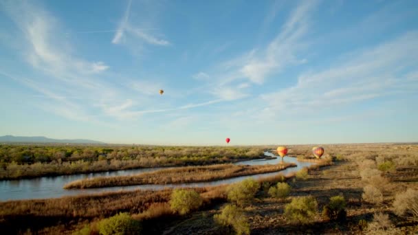 Pár Sledování Západu Slunce Létání Horkovzdušný Balón — Stock video