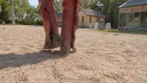 Vaquero Caminando Través Suciedad Cerca Botas Ciudad — Vídeo de stock