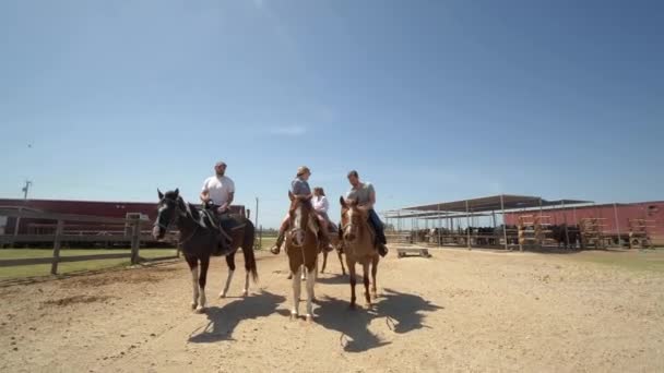 Turistas Caballos Rancho Texas — Vídeo de stock