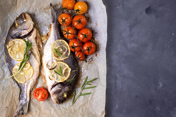 Aliments pour poissons cuits au four — Photo