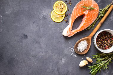 Çiğ somon biftek pişirmek hazır