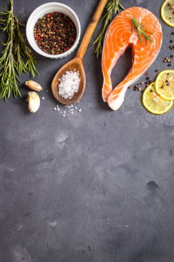 Çiğ somon biftek pişirmek hazır