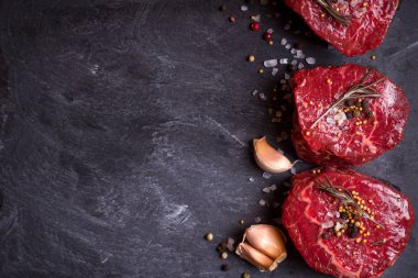 Ham fileto biftek baharatlar ile