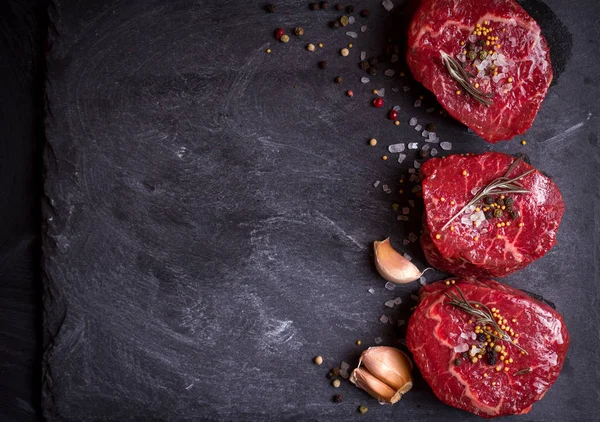 Bifes crus de filé mignon com especiarias — Fotografia de Stock