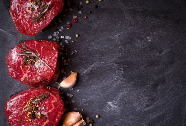 Ruwe filet mignon biefstuk met kruiden — Stockfoto