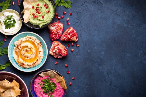 Coloridos cuencos de hummus — Foto de Stock