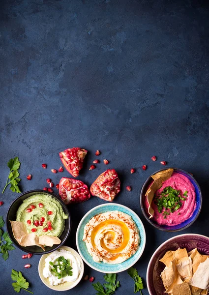 Красочные чаши хумуса — стоковое фото