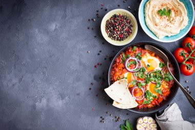 Shakshuka pide ve Humus ile