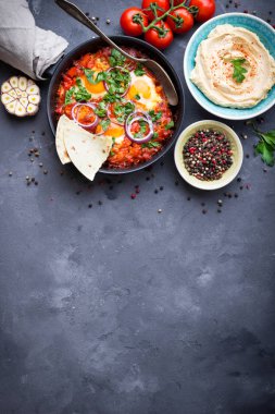 Shakshuka pide ve Humus ile