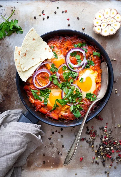 Shakshuka with pita bread — Stock Photo, Image