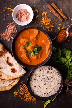 Sıcak baharatlı tavuk tikka masala