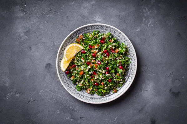 Salată de tabbouleh în farfurie — Fotografie, imagine de stoc