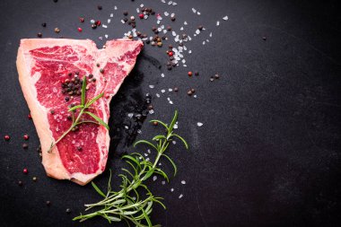 Çiğ mermer et biftek