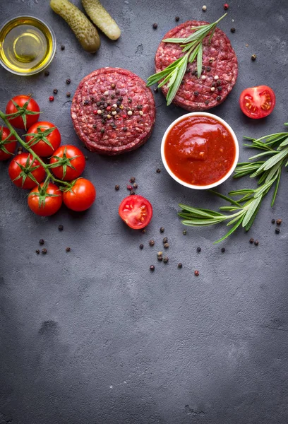 Kött färsbiffar med kryddor — Stockfoto