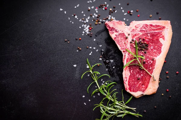 Gemarmerde rauw vlees biefstuk — Stockfoto