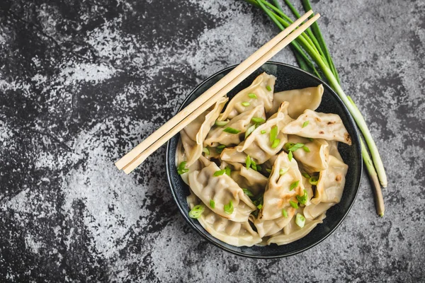 Asiatiska dumplings i skål — Stockfoto