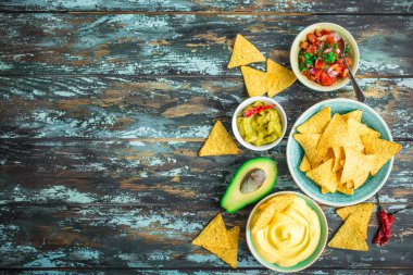 Tortilla cips ve çeşitli dips