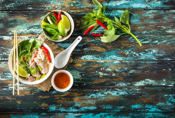 Vietnamesische Suppe pho bo — Stockfoto