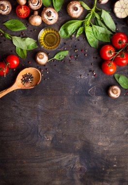 Yemek pişirmek için ham maddeler. Mantar, sebzeler, otlar, baharatlar, zeytinyağı masada. Yemek pişirmek için hazır. Yemek hazırlanıyor. Üstten Görünüm arka plan. Metin için yer. Sağlıklı beslenme/diyet. Pişirme kavramı