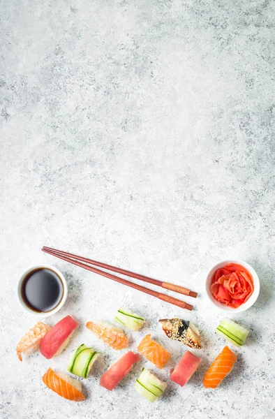 寿司盛り合わせコンクリート背景を白に設定します テキストのためのスペース 日本の寿司ロール 平面図です 寿司にぎり 和食ディナー ランチ 食品のフレーム 混ぜ寿司 — ストック写真