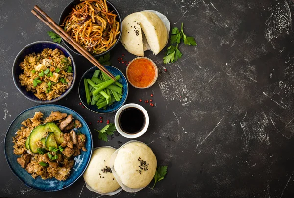 Conjunto Comida Asiática Variada Fundo Pedra Rústica Escura Pratos Chineses — Fotografia de Stock