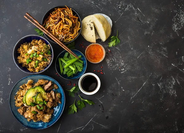 アジアの盛り合わせ料理セット 暗いの素朴な石造りの背景 中華料理 中国の炒め麺 アジア稲には中国まんの客室があります テキストのためのスペース 平面図です アジアン スタイル — ストック写真