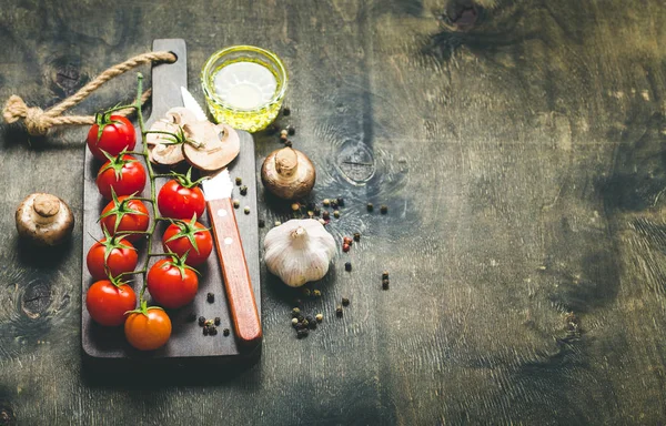 チェリー トマト 木製まな板の上のキノコはナイフします ニンニク オリーブ油 料理の背景 テキストのためのスペース 調理用原料 夕食を作ってください 選択と集中 — ストック写真