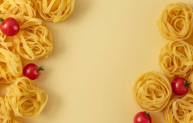 Makarna tagliatelle ve domates yemek kalıbı.