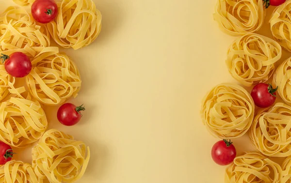 Pasta tagliatelle and tomatoes food pattern — Stock Photo, Image