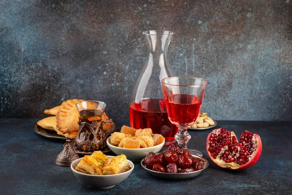 Ramadan Kareem Iftar晚餐 有枣子 面包片 传统的阿拉伯糖果 阿拉伯茶 玻璃瓶中的玫瑰果冻饮料 伊斯兰节日装饰晚餐 斋月食品构成 — 图库照片