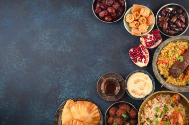 Ramazan kareem iftar masasında çeşitli geleneksel Arap yemekleri, tatlılar, tarihler var. Kurban Bayramı mübarek akşam yemeği, en iyi manzara. İslami bayram yemekleri, Ramazan ziyafeti, yazı için yer.