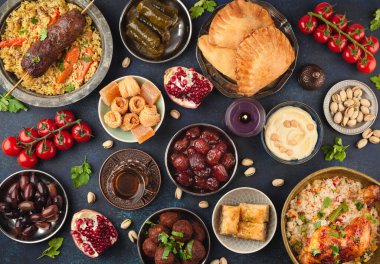 Ramazan kareem iftar masasında çeşitli geleneksel Arap yemekleri, tatlılar, tarihler var. Kurban Bayramı mübarek akşam yemeği, en iyi manzara. İslam bayramı gıda konsepti, Ramazan ziyafeti .