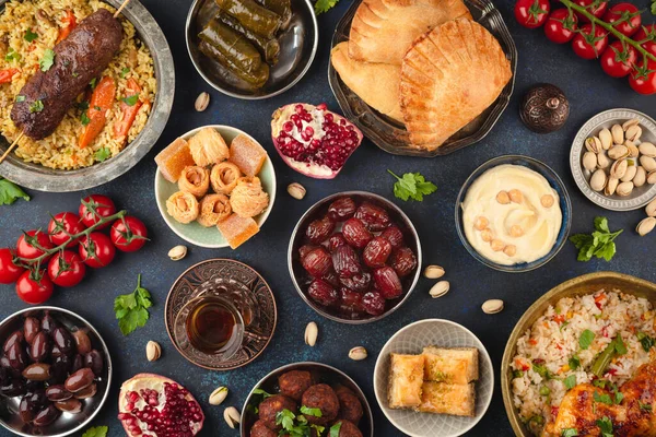 Ramazan Kareem Iftar Masasında Çeşitli Geleneksel Arap Yemekleri Tatlılar Tarihler — Stok fotoğraf