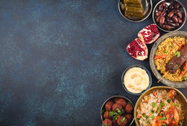 Ramazan kareem iftar masasında çeşitli geleneksel Arap yemekleri, tatlılar, tarihler var. Kurban Bayramı mübarek akşam yemeği, en iyi manzara. İslami bayram yemekleri, Ramazan ziyafeti, yazı için yer.