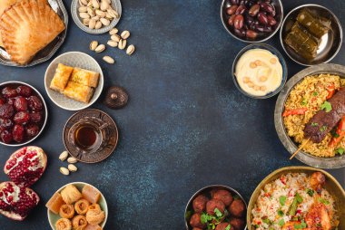 Ramazan kareem iftar masasında çeşitli geleneksel Arap yemekleri, tatlılar, tarihler var. Kurban Bayramı mübarek akşam yemeği, en iyi manzara. İslami bayram yemekleri, Ramazan ziyafeti, yazı için yer.