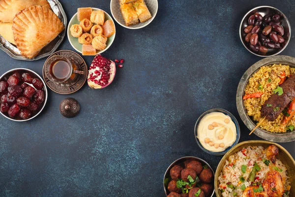 ラマダーンカレーム伝統的なアラブ料理 お菓子 日付を並べられたイフタールパーティーテーブル Eid Fitrムバラク夜の壮大な食事 トップビュー イスラム教徒の休日の食べ物 ラマダーンの饗宴 テキストのためのスペース — ストック写真
