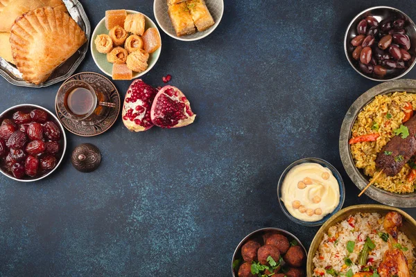 ラマダーンカレーム伝統的なアラブ料理 お菓子 日付を並べられたイフタールパーティーテーブル Eid Fitrムバラク夜の壮大な食事 トップビュー イスラム教徒の休日の食べ物 ラマダーンの饗宴 テキストのためのスペース — ストック写真