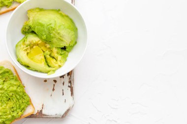 Avokado sağlıklı tost.