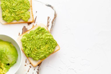 Avokado sağlıklı tost.