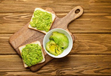 Avokado sağlıklı tost.