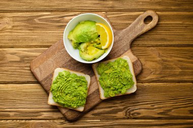 Avokado sağlıklı tost.