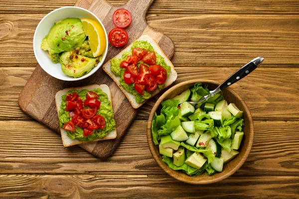 Salada de abacate e torradas — Fotografia de Stock