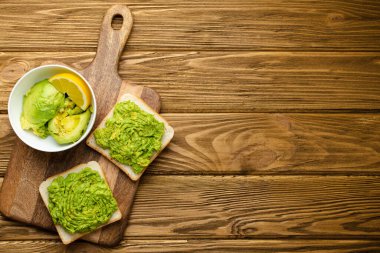 Sağlıklı avokado tostları